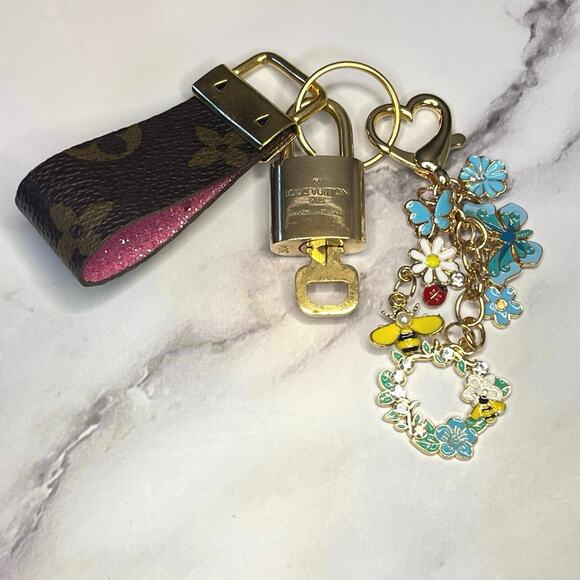 Louis Vuitton Lock & Key #304 w/ a Floral Charm Cluster & Canvas Loop Keychain - Picture 5 of 6